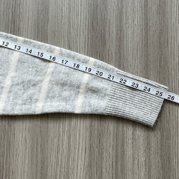 Moon & Madison Striped V-Neck Sweater Grey and White Small - Picture 7 of 9